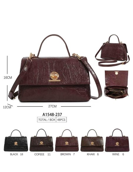 Bolsa de mão com aba e fecho de metal.