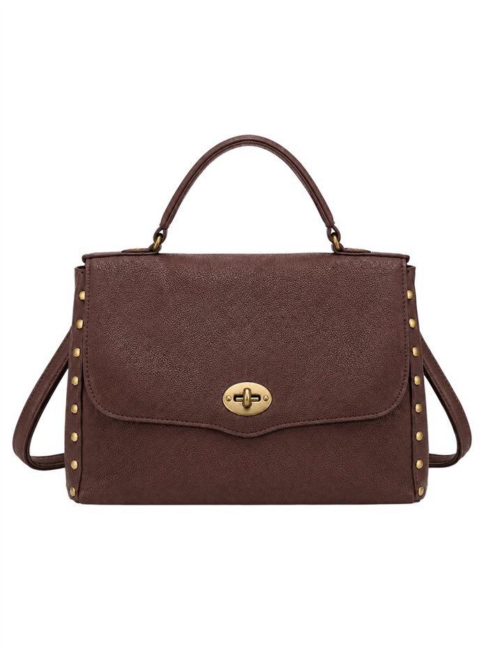 Bolsa com aba e tachas laterais