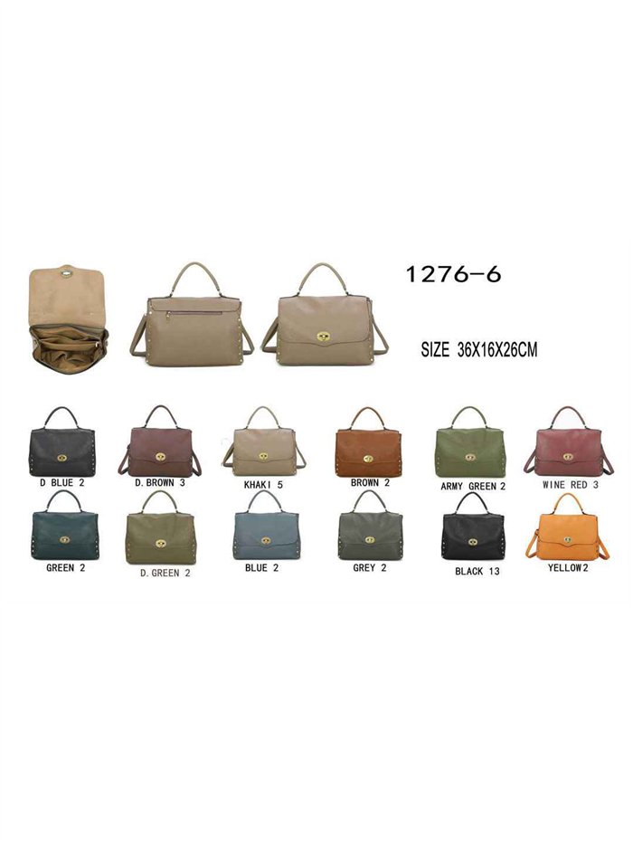 Bolsa com aba e tachas laterais