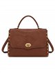 Bolsa com aba e tachas laterais