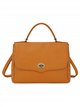 Bolsa com aba e tachas laterais