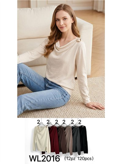 Pullover mit drapiertem Kragen und Brosche 2