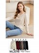 Pullover mit drapiertem Kragen und Brosche