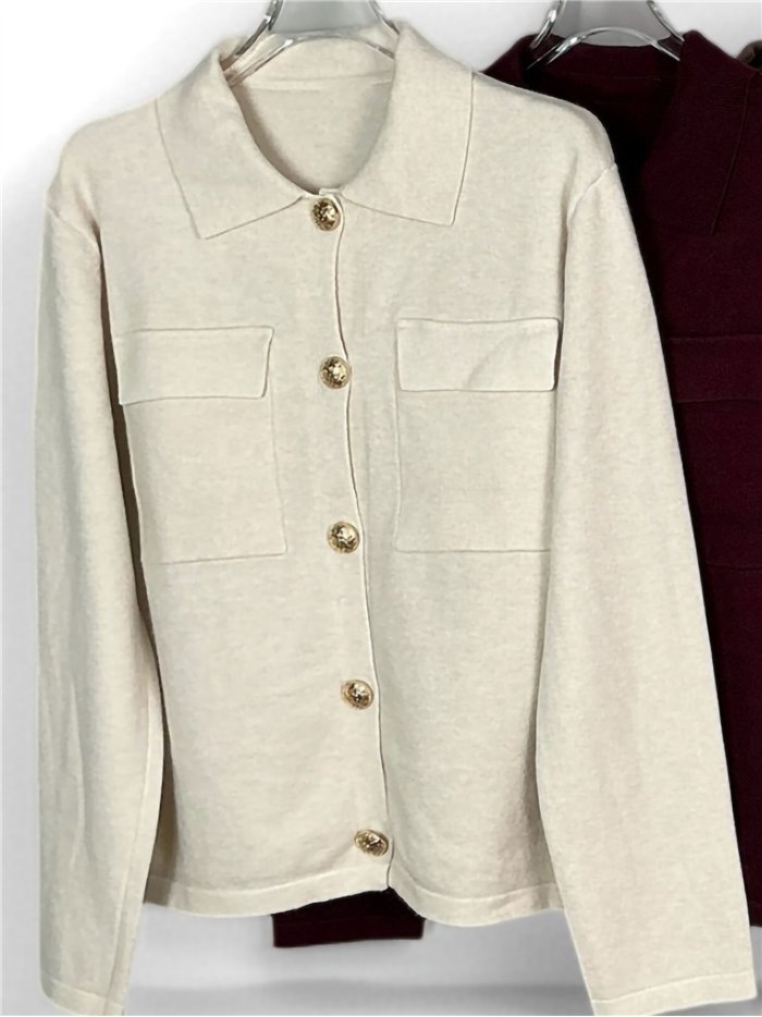 Strickjacke mit Taschen und Schmuckknöpfen
