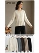 Strickjacke mit niedrigem Ausschnitt und verstellbarer Taille