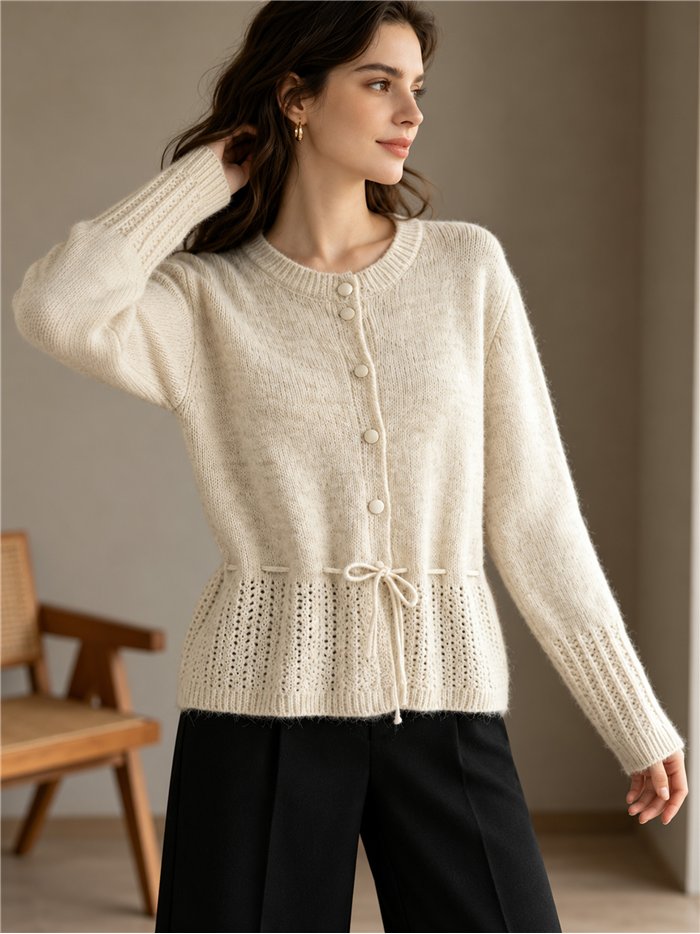 Strickjacke mit niedrigem Ausschnitt und verstellbarer Taille