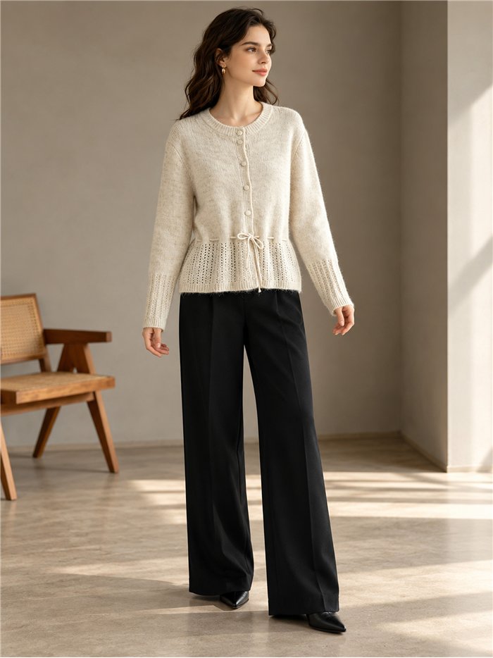 Strickjacke mit niedrigem Ausschnitt und verstellbarer Taille