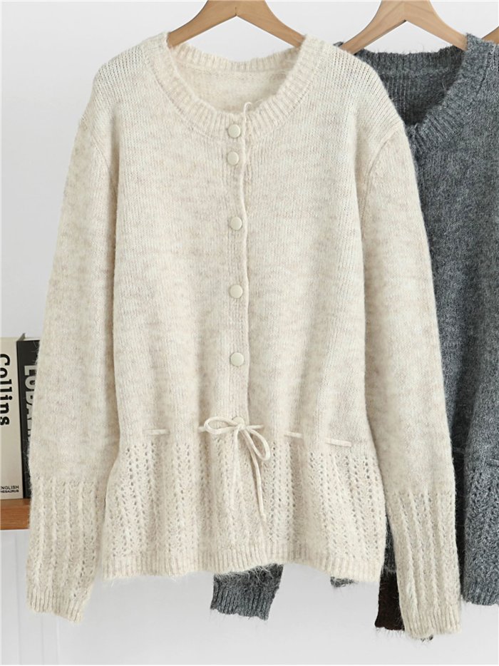 Strickjacke mit niedrigem Ausschnitt und verstellbarer Taille