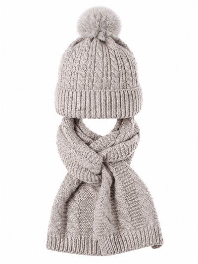 Set aus geflochtener Strickmütze mit Bommel und Schal