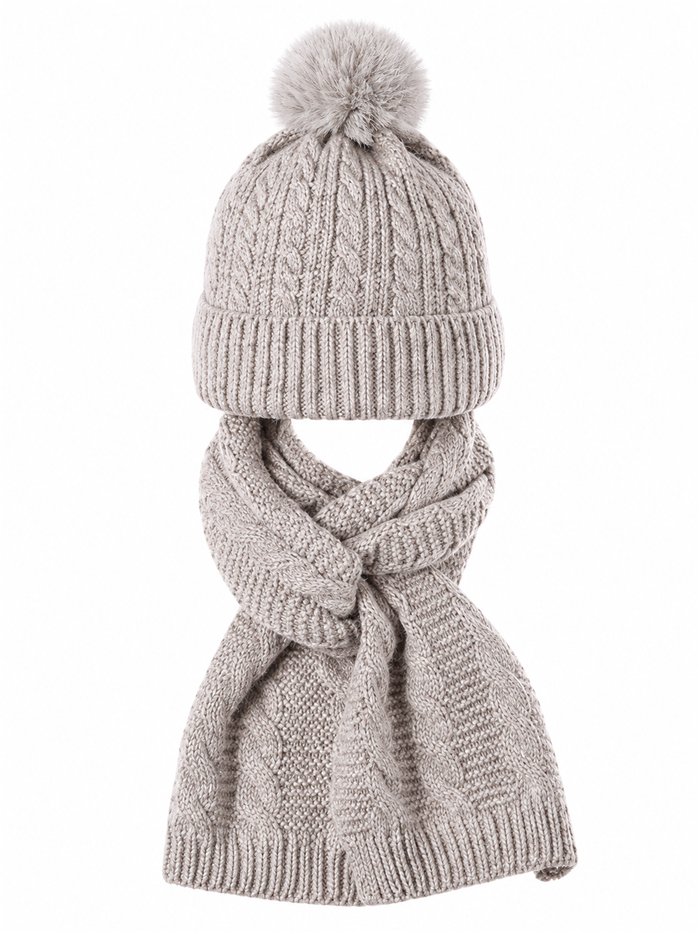 Set aus geflochtener Strickmütze mit Bommel und Schal