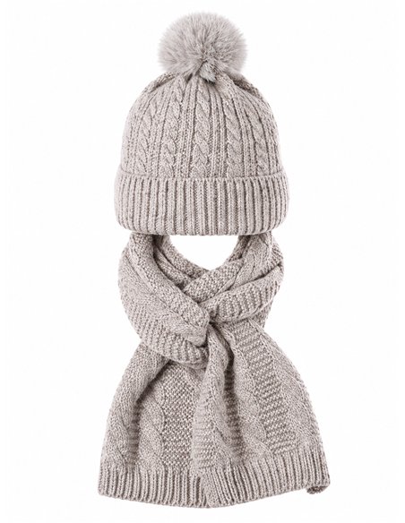 Set aus geflochtener Strickmütze mit Bommel und Schal