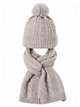 Set aus geflochtener Strickmütze mit Bommel und Schal