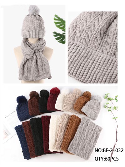 Set aus geflochtener Strickmütze mit Bommel und Schal 2
