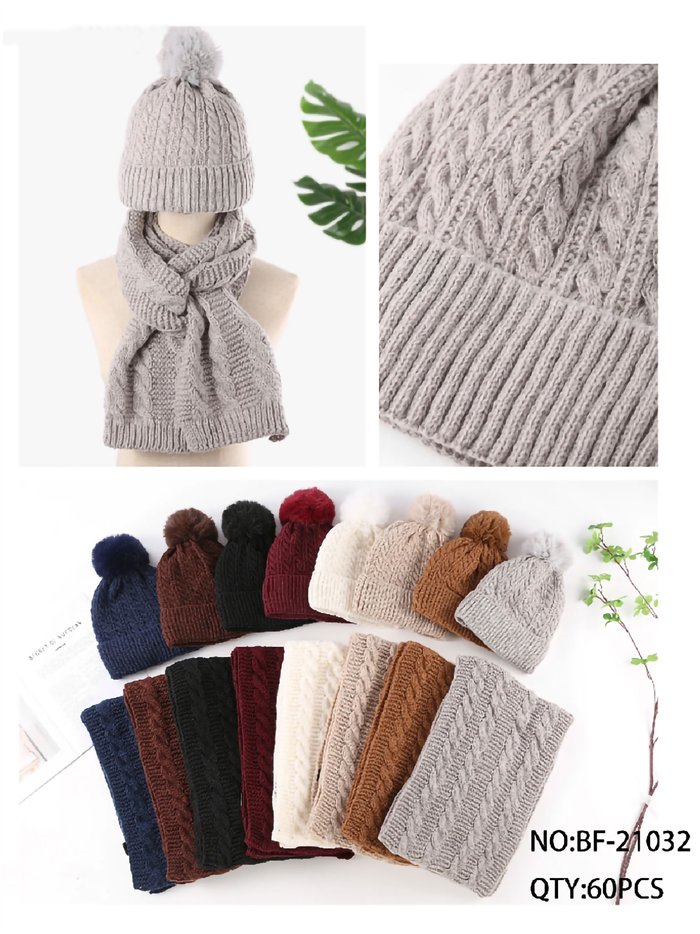 Set aus geflochtener Strickmütze mit Bommel und Schal