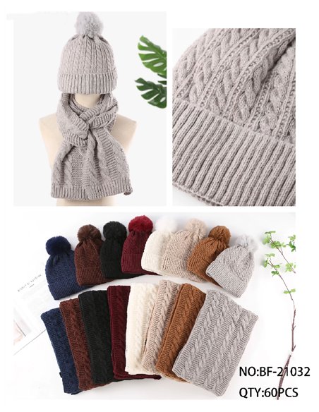 Set aus geflochtener Strickmütze mit Bommel und Schal