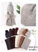 Set aus geflochtener Strickmütze mit Bommel und Schal