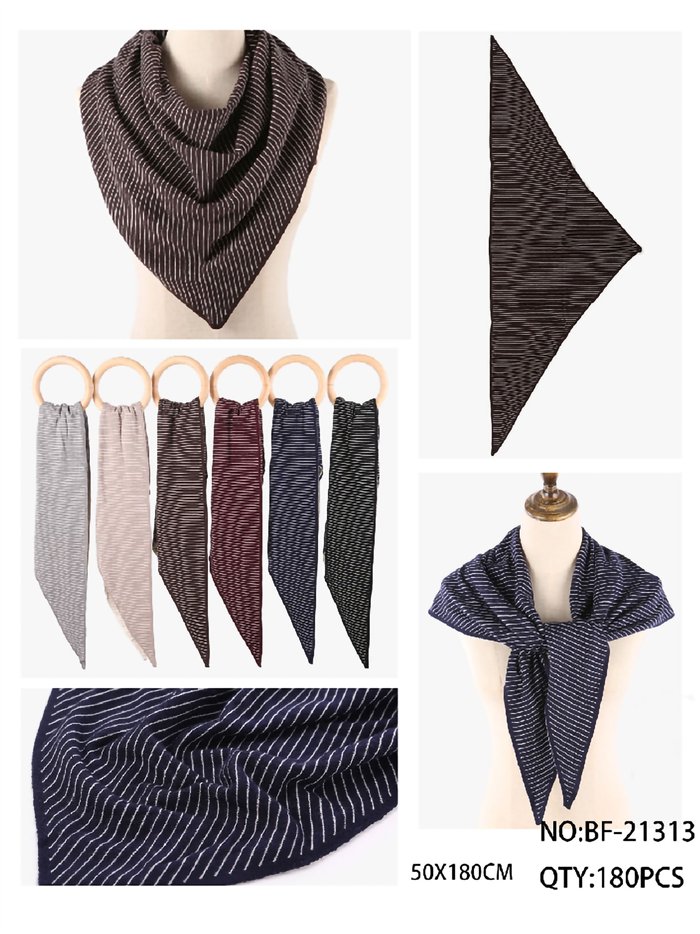 Dreieckiger Strickschal mit feinen Streifen