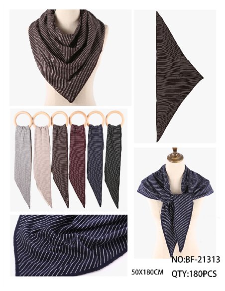 Dreieckiger Strickschal mit feinen Streifen