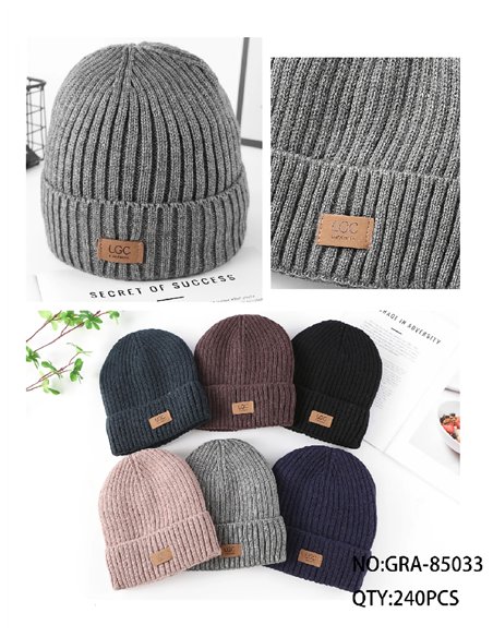 Gorro de malha canelada com aplique frontal