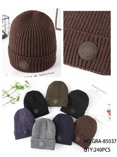 Gorro de punto canalé con aplique circular 2
