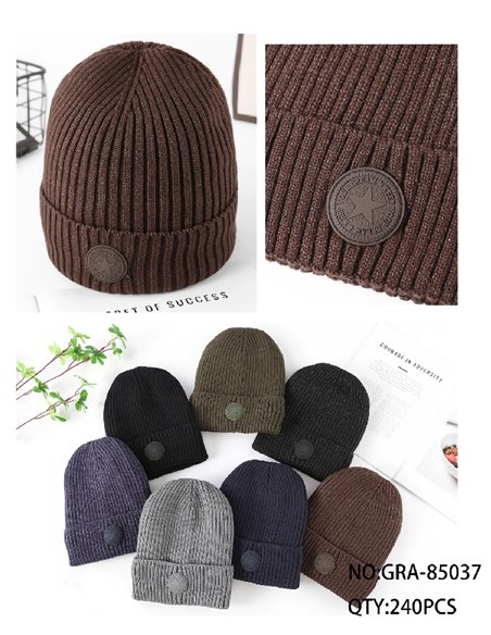 Gorro de punto canalé con aplique circular