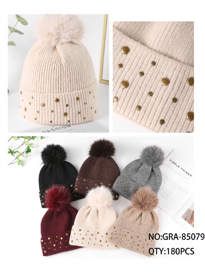 Cappello lavorato a maglia con pon-pon e borchie dorate