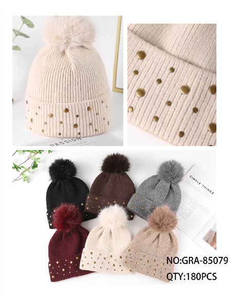 Cappello lavorato a maglia con pon-pon e borchie dorate