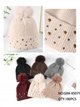 Cappello lavorato a maglia con pon-pon e borchie dorate