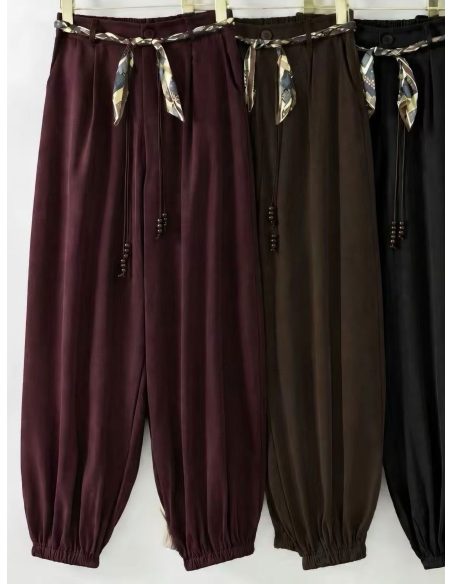 Pantalón jogger con cinturón pañuelo