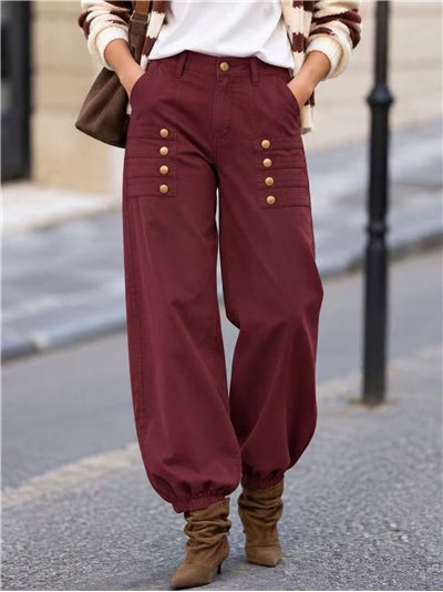 Pantalón jogger con botones dorados