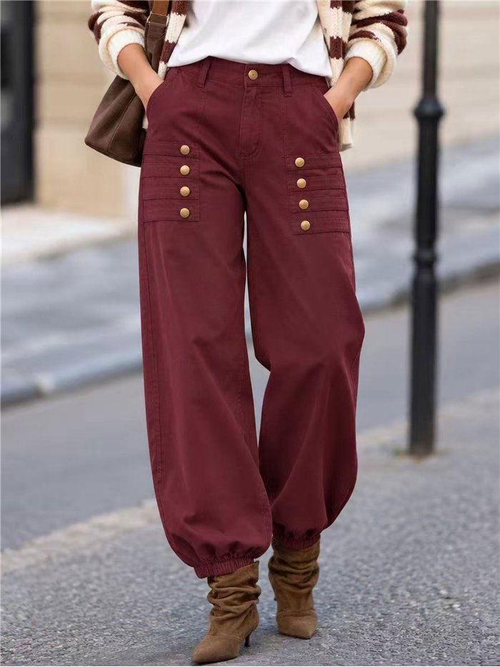 Pantalón jogger con botones dorados