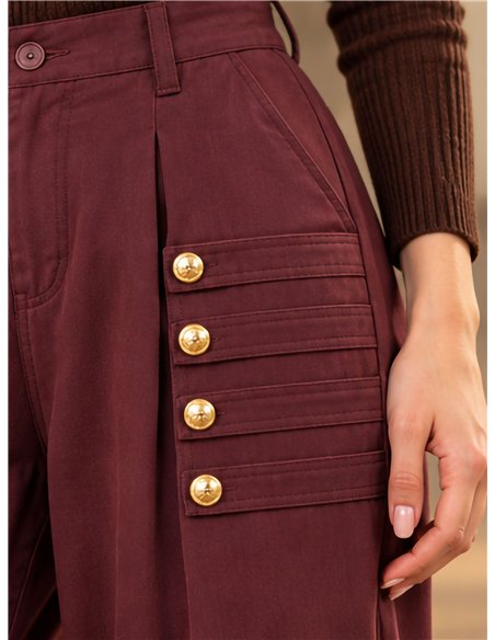 Pantalón jogger con botones dorados