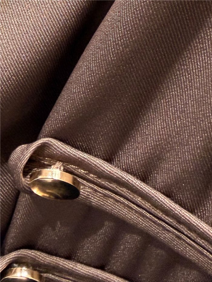 Pantalón jogger con botones dorados