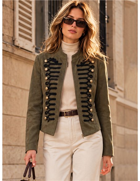 Giacca militare in finta pelle scamosciata con ricami.