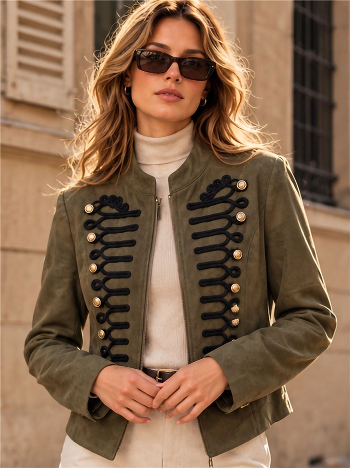 Giacca militare in finta pelle scamosciata con ricami.