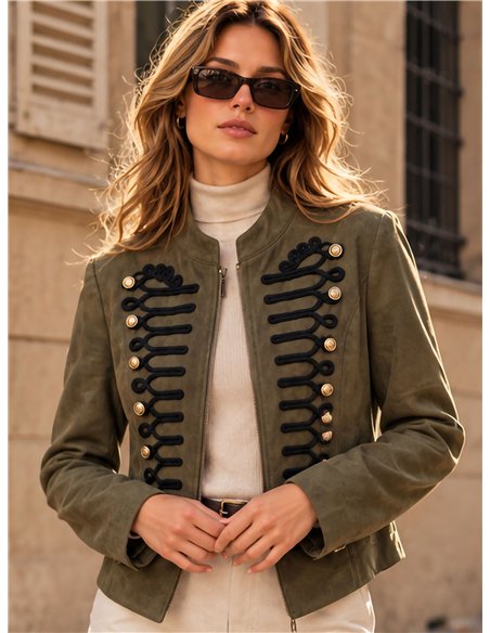 Giacca militare in finta pelle scamosciata con ricami.