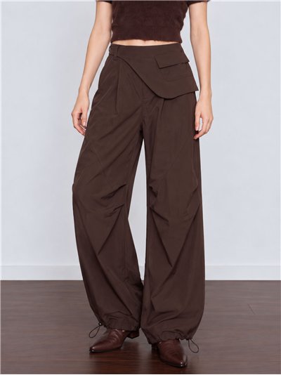 Pantalón wide leg con cintura asimétrica