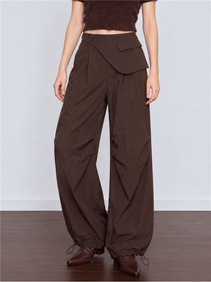 Pantalón wide leg con cintura asimétrica