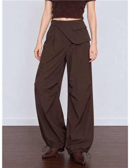 Pantalón wide leg con cintura asimétrica