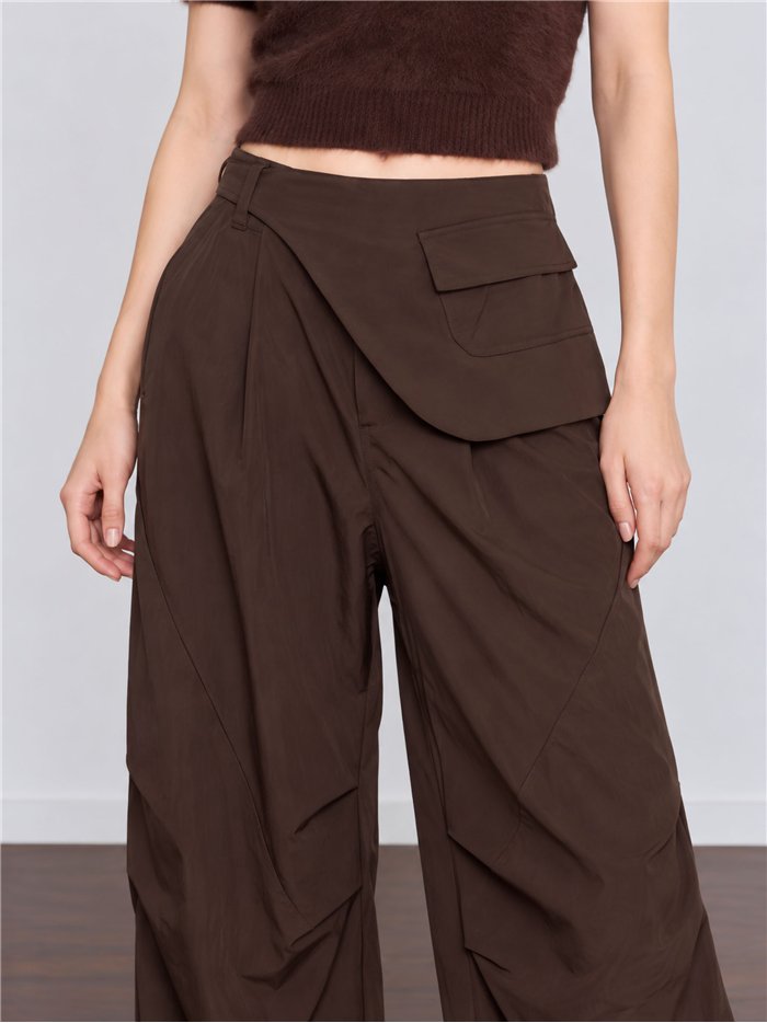Pantalón wide leg con cintura asimétrica