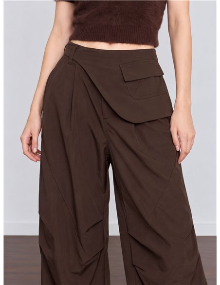 Pantalón wide leg con cintura asimétrica