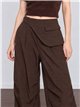 Pantalón wide leg con cintura asimétrica
