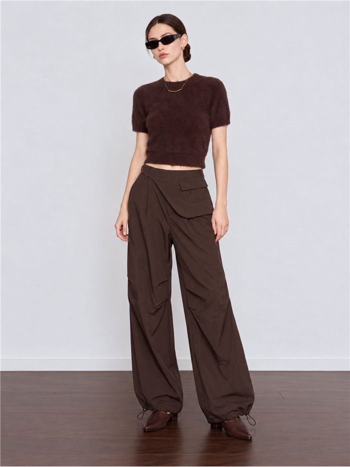 Pantalón wide leg con cintura asimétrica