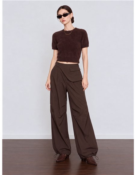 Pantalón wide leg con cintura asimétrica
