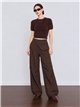 Pantalón wide leg con cintura asimétrica